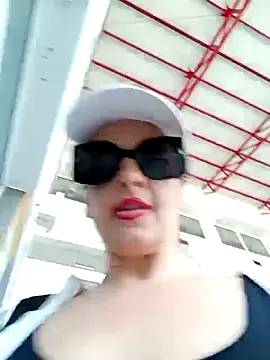 RebeccaNoble live cam on StripChat