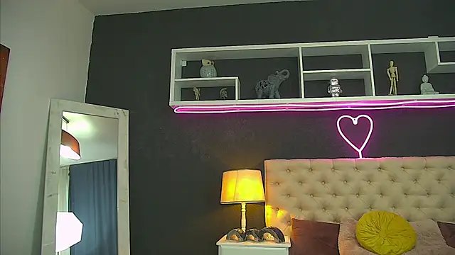 TaniaKaverina live cam on StripChat
