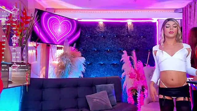 Queens_Wonders_Blonders live cam on StripChat