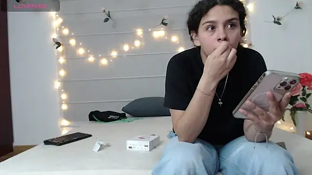 Sarabubbie live cam on StripChat