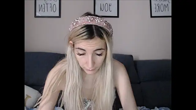 BarbieBlondieGirl webcam