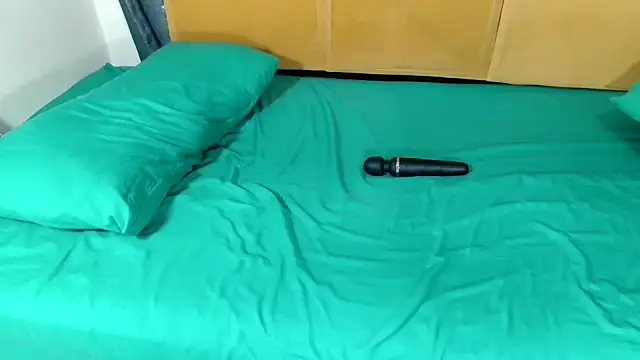 HugeTitisxx webcam