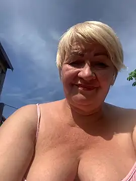 Laura_Millf live cam on StripChat