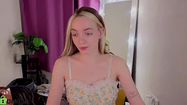 R0cket_bunny live cam on StripChat