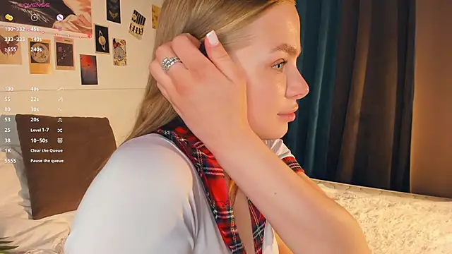 Icehoneybyte live cam on StripChat