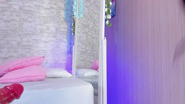 ayla_lux webcam