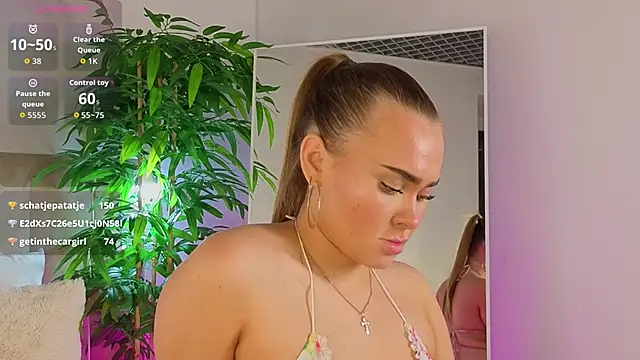 MonicaWestt webcam