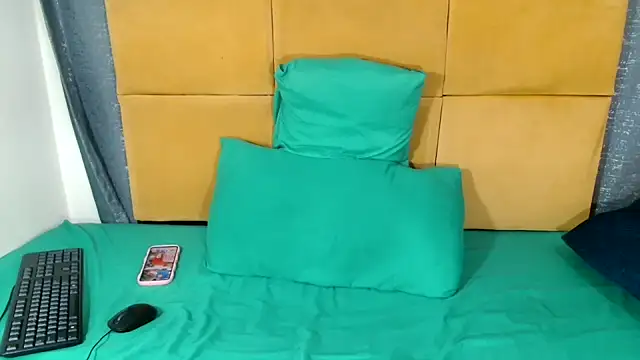HugeTitisxx webcam