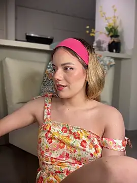 NicoleCut webcam