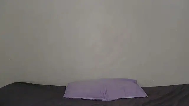 SlipperyLipsX webcam