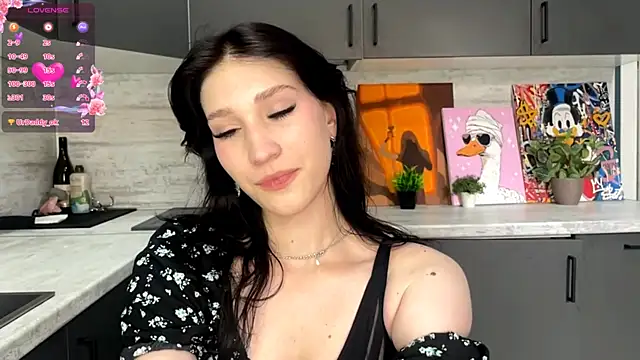 Eniamhaaaaa live cam on StripChat