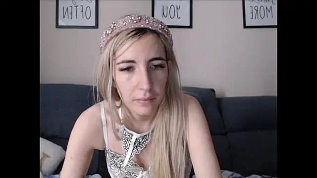 BarbieBlondieGirl webcam