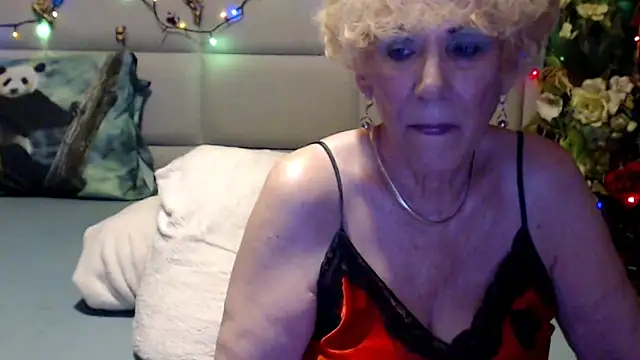 HappyWomanOn webcam