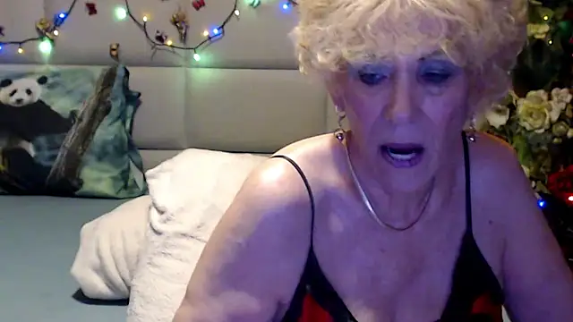 HappyWomanOn webcam