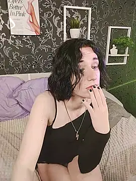 MickeQuinee live cam on StripChat
