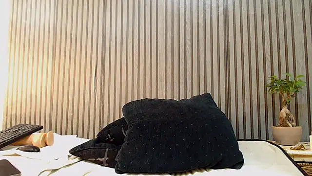 ROYALASS25 webcam