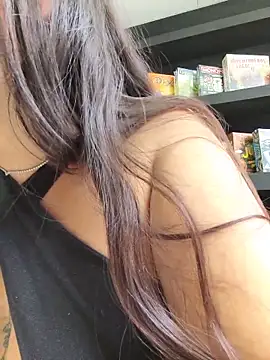 MissNyraSecret webcam