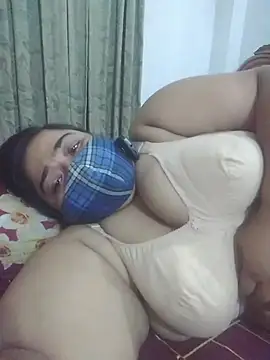 momo_loves webcam
