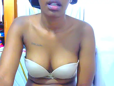 prettysuri22 webcam