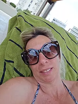 Ina_Your_Queen live cam on StripChat