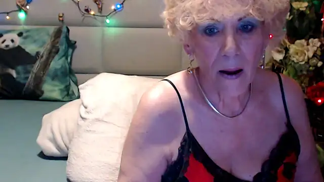 HappyWomanOn webcam