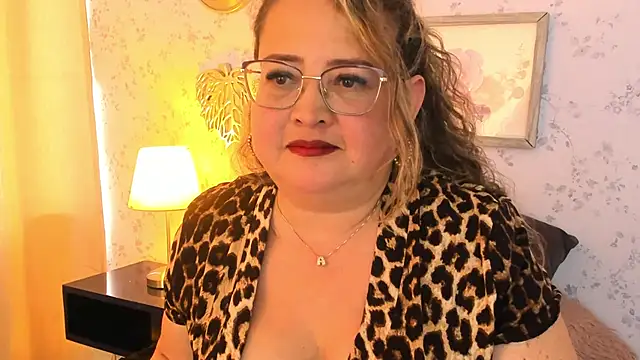 Martinacurvy_ live cam on StripChat