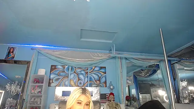 ADRIANNA_FOX live cam on StripChat