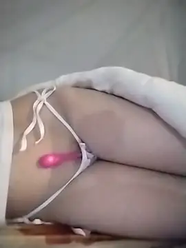 Cherry-squirtt live cam on StripChat