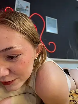 MilaMoone webcam