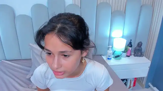 luly_dreams live cam on StripChat