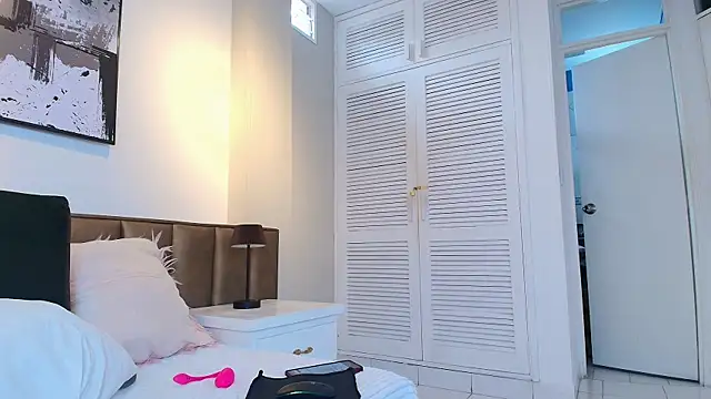 AlessandraLeroy webcam