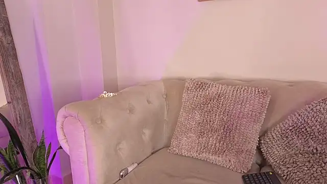 Emilly_Beaumont live cam on StripChat
