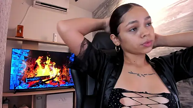 CarolineFyre live cam on StripChat