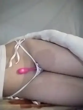 Cherry-squirtt live cam on StripChat