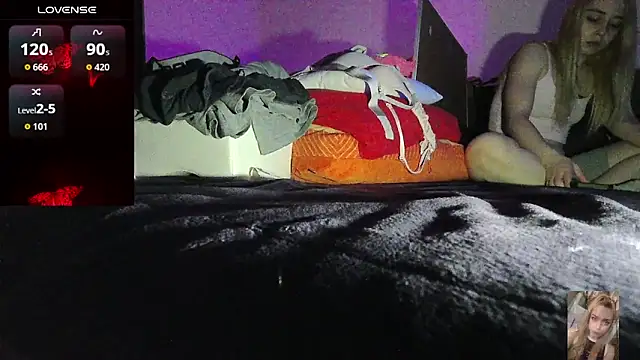 Blondiewithanass webcam