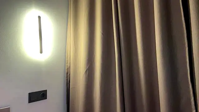 Ur_neighbor_Kira webcam