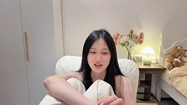 Hu-uzzzZ live cam on StripChat