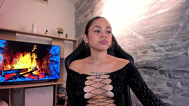 CarolineFyre live cam on StripChat