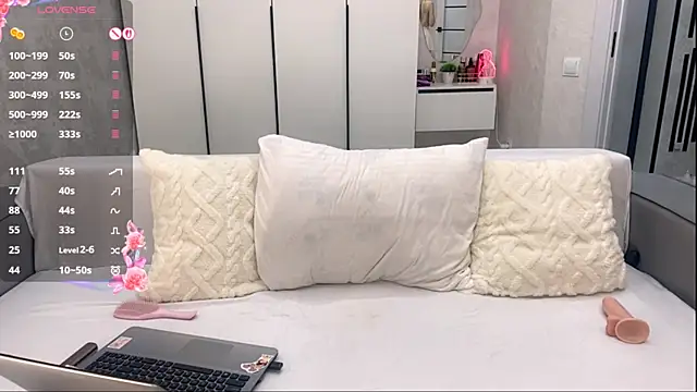 Mooniesiesita live cam on StripChat