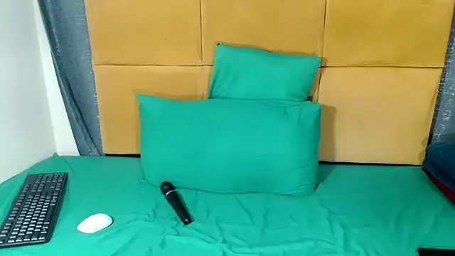 HugeTitisxx webcam