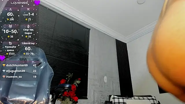 Luciaoregon live cam on StripChat