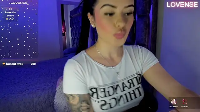 megan-foxix live cam on StripChat