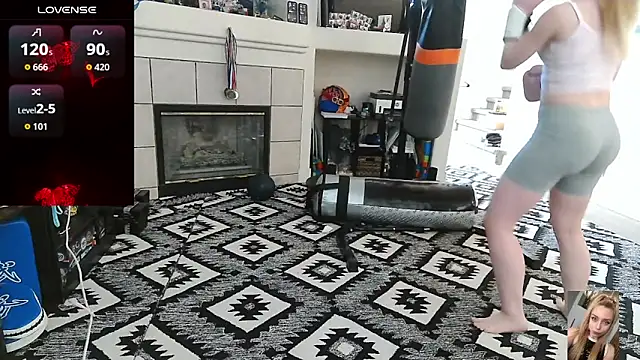 Blondiewithanass webcam