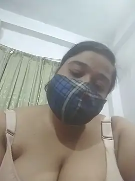 momo_loves webcam