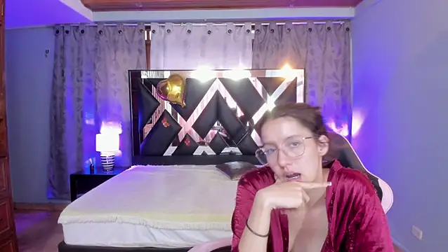 Linda4Petite webcam