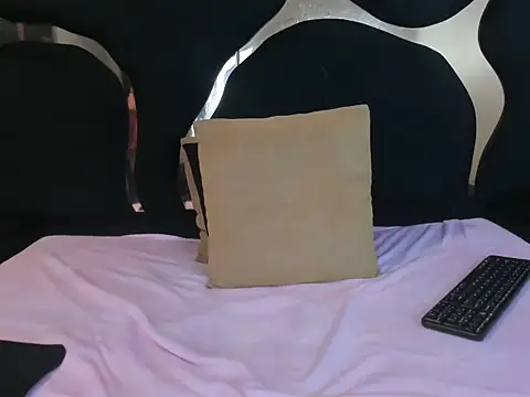 SweetLuna2 live cam on StripChat