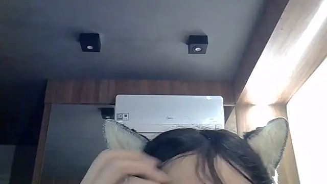 SkinnyKitten live cam on StripChat