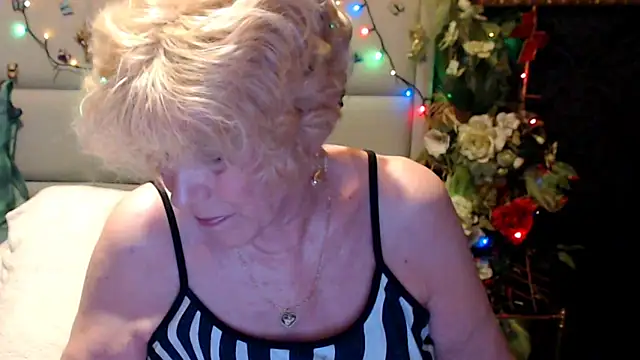 HappyWomanOn webcam