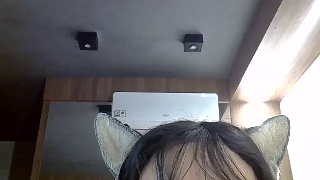 SkinnyKitten live cam on StripChat