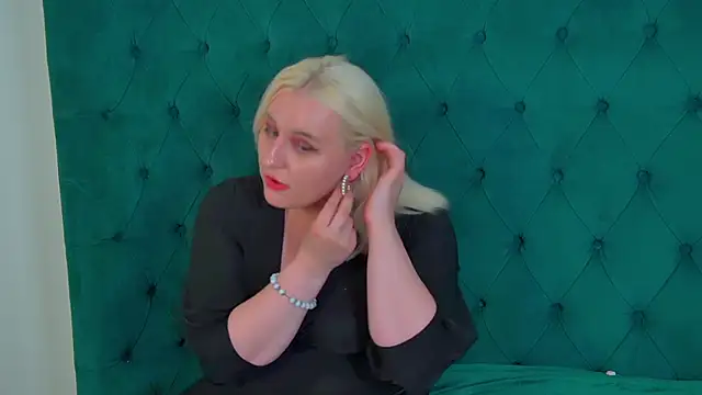 LioraArdyn live cam on StripChat